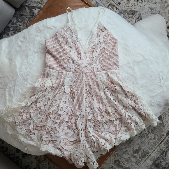 Solaris Style Pants - 3/$20 White Lace Overlay Romper Size Small